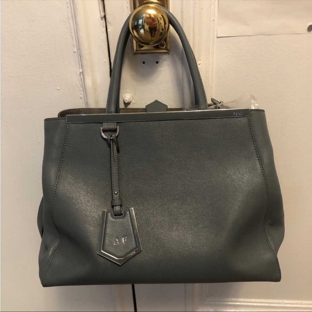 Preowned Iconic Fendi design with classic ‘Jours’ tote.